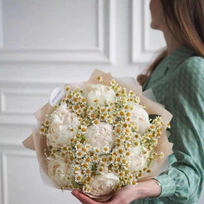 Летний букет с белыми пионами и кустовой ромашкой Летний букет с белыми пионами и кустовой ромашкой