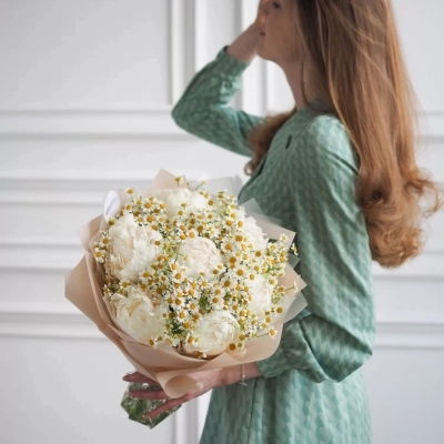 Летний букет с белыми пионами и кустовой ромашкой Летний букет с белыми пионами и кустовой ромашкой