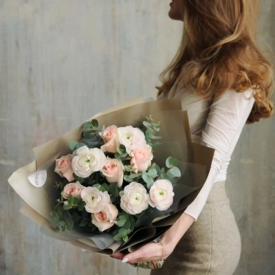 Букет роз и ранункулюсов с эвкалиптом Букет роз и ранункулюсов с эвкалиптом