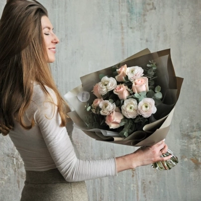 Букет роз и ранункулюсов с эвкалиптом Букет роз и ранункулюсов с эвкалиптом