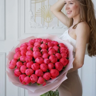 Большой букет из 49 коралловых пионов Coral Chram Большой букет из 49 коралловых пионов Coral Chram