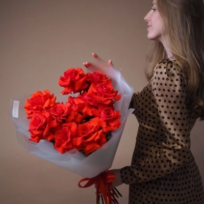 Эффектный букет из роз сорта Nina, 11 стеблей Эффектный букет из роз сорта Nina, 11 стеблей