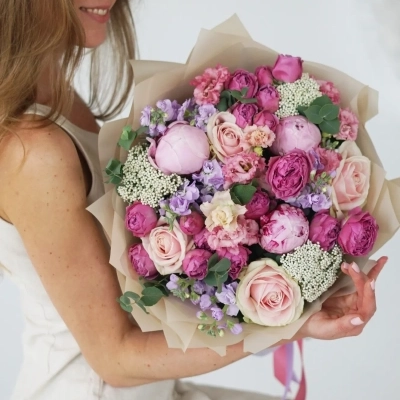 Душистый букет с пионовыми розами и маттиолой Душистый букет с пионовыми розами и маттиолой