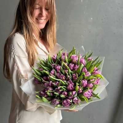 Букет сиреневых пионовидных тюльпанов Дабл Прайс Букет сиреневых пионовидных тюльпанов Дабл Прайс