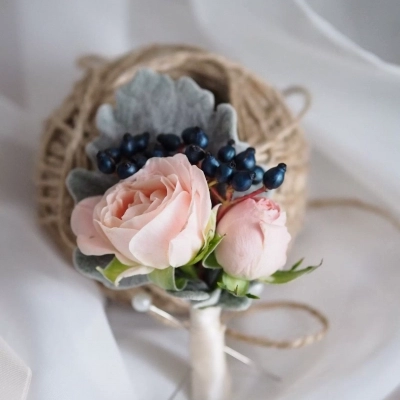 Бутоньерка из живых цветов Бутоньерка из живых цветов