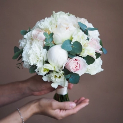 Букет невесты в нежной гамме с пионами Боул оф Крим и розами Букет невесты в нежной гамме с пионами Боул оф Крим и розами