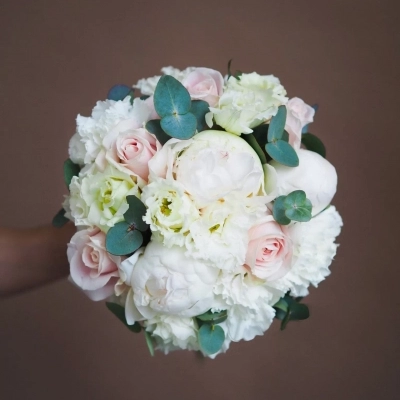 Букет невесты в нежной гамме с пионами Боул оф Крим и розами Букет невесты в нежной гамме с пионами Боул оф Крим и розами