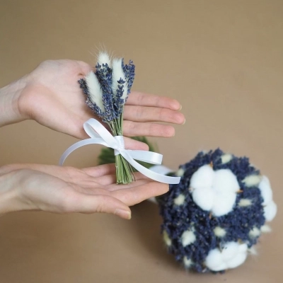 Бутоньерка из сухоцветов: ароматной лаванды и кремового лагуруса Бутоньерка из сухоцветов: ароматной лаванды и кремового лагуруса