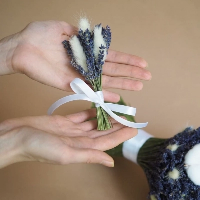 Бутоньерка из сухоцветов: ароматной лаванды и кремового лагуруса Бутоньерка из сухоцветов: ароматной лаванды и кремового лагуруса