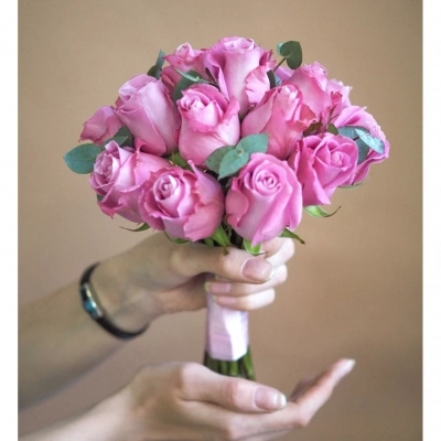 Букет невесты из сиреневых роз теплого оттенка и эвкалипта Букет невесты из сиреневых роз теплого оттенка и эвкалипта