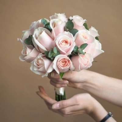 Букет невесты из нежных розовых роз и эвкалипта Букет невесты из нежных розовых роз и эвкалипта