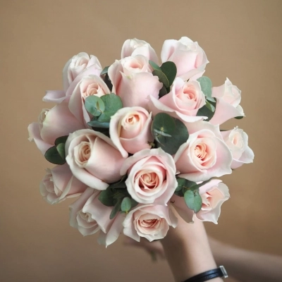 Букет невесты из нежных розовых роз и эвкалипта Букет невесты из нежных розовых роз и эвкалипта