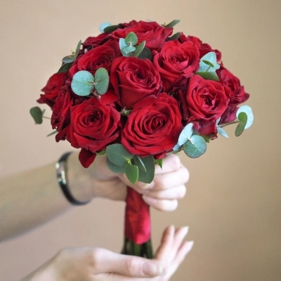 Букет невесты из красных одноголовых роз и эвкалипта Букет невесты из красных одноголовых роз и эвкалипта