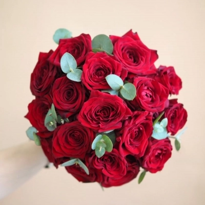 Букет невесты из красных одноголовых роз и эвкалипта Букет невесты из красных одноголовых роз и эвкалипта