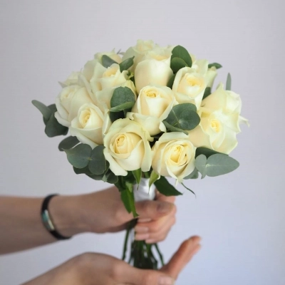 Букет невесты из нежных светлых роз и эвкалипта Букет невесты из нежных светлых роз и эвкалипта