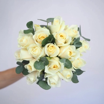 Букет невесты из нежных светлых роз и эвкалипта Букет невесты из нежных светлых роз и эвкалипта