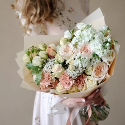 Сливочно-карамельный букет с розами и маттиолой Сливочно-карамельный букет с розами и маттиолой