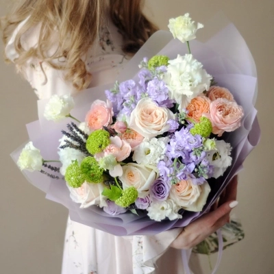 Сочный букет с лавандой и садовыми розами Сочный букет с лавандой и садовыми розами