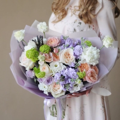 Сочный букет с лавандой и садовыми розами Сочный букет с лавандой и садовыми розами