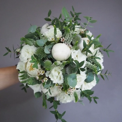 Букет невесты с белоснежными сезонными цветами и обилием зелени Букет невесты с белоснежными сезонными цветами и обилием зелени