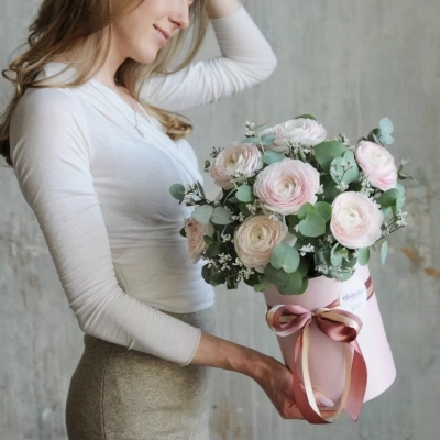 Букет кремовых ранункулюсов в шляпной коробке Букет кремовых ранункулюсов в шляпной коробке