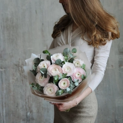 Букет кремовых ранункулюсов с эвкалиптом Букет кремовых ранункулюсов с эвкалиптом