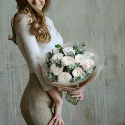 Букет кремовых ранункулюсов с эвкалиптом Букет кремовых ранункулюсов с эвкалиптом
