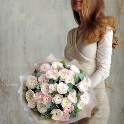 Большой букет нежно-кремовых ранункулюсов Большой букет нежно-кремовых ранункулюсов