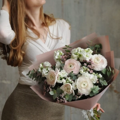 Душистый букет из ранункулюсов и маттиолы Душистый букет из ранункулюсов и маттиолы