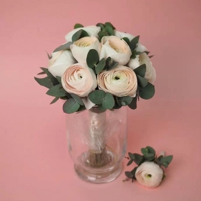 Букет невесты из кремовых ранункулюсов с эвкалиптом Букет невесты из кремовых ранункулюсов с эвкалиптом