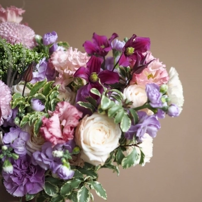 Свадебный букет с клематисом и пионовидными розами Свадебный букет с клематисом и пионовидными розами