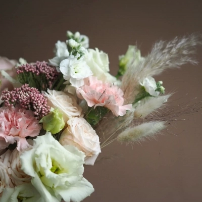 Свадебный букет в бежевых тонах с нежными розами Свадебный букет в бежевых тонах с нежными розами