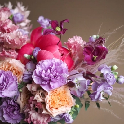 Свадебный букет с коралловым пионом в сочной гамме Свадебный букет с коралловым пионом в сочной гамме