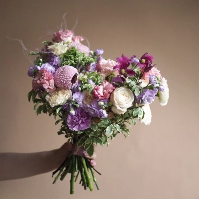 Свадебный букет с клематисом и пионовидными розами Свадебный букет с клематисом и пионовидными розами