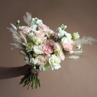 Свадебный букет в бежевых тонах с нежными розами Свадебный букет в бежевых тонах с нежными розами