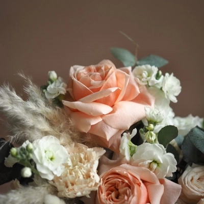 Свадебный букет с карамельными розами и экзотичными сухоцветами Свадебный букет с карамельными розами и экзотичными сухоцветами