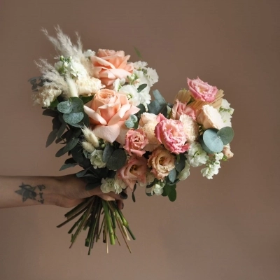 Свадебный букет с карамельными розами и экзотичными сухоцветами Свадебный букет с карамельными розами и экзотичными сухоцветами