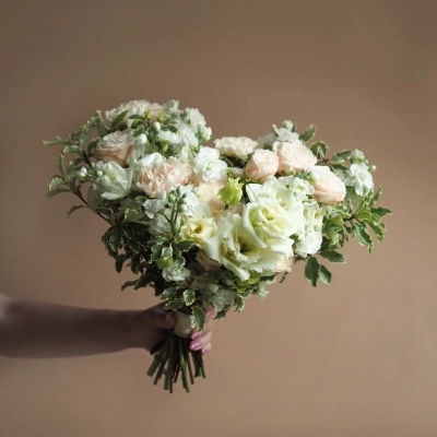 Букет невесты с пионовидными розами и махровым лизиантусом Букет невесты с пионовидными розами и махровым лизиантусом