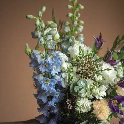 Букет на свадьбу с дельфиниумом и гвоздикой Букет на свадьбу с дельфиниумом и гвоздикой