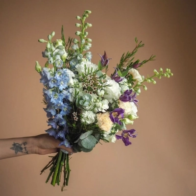 Букет на свадьбу с дельфиниумом и гвоздикой Букет на свадьбу с дельфиниумом и гвоздикой