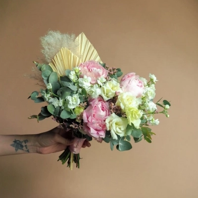 Свадебный букет с пионами и эустомой Свадебный букет с пионами и эустомой