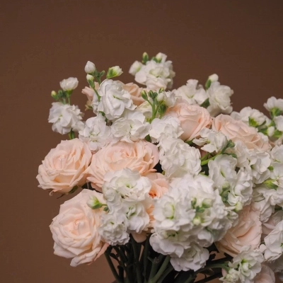 Букет невесты с пионовидными розами и маттиолой Букет невесты с пионовидными розами и маттиолой