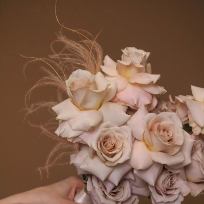 Букет невесты с пудровыми розами и ковылем Букет невесты с пудровыми розами и ковылем