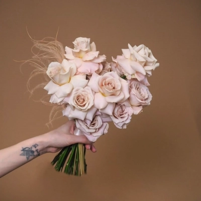 Букет невесты с пудровыми розами и ковылем Букет невесты с пудровыми розами и ковылем