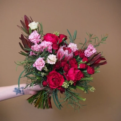 Букет невесты с протеей и пионовидными розами Букет невесты с протеей и пионовидными розами