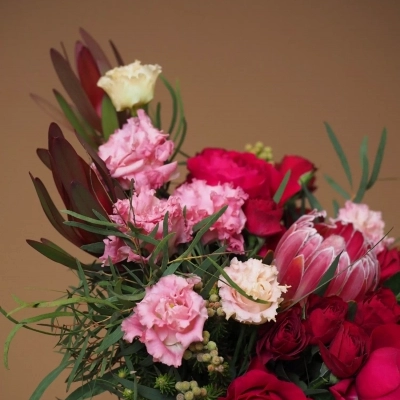 Букет невесты с протеей и пионовидными розами Букет невесты с протеей и пионовидными розами