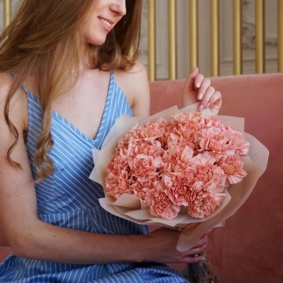 Букет из сортовых гвоздик карамельного оттенка Букет из сортовых гвоздик карамельного оттенка