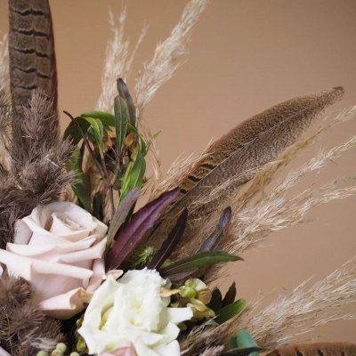 Букет невесты с пудровыми розами и перьями Букет невесты с пудровыми розами и перьями