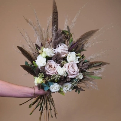 Букет невесты с пудровыми розами и перьями Букет невесты с пудровыми розами и перьями