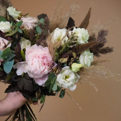 Букет на свадьбу с пудровыми розами, пионом и перьями Букет на свадьбу с пудровыми розами, пионом и перьями
